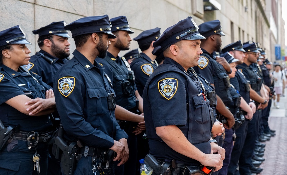 شرطة نيويورك قبل فض "مخيم التضامن مع غزة" داخل جامعة كولومبيا - نيويورك