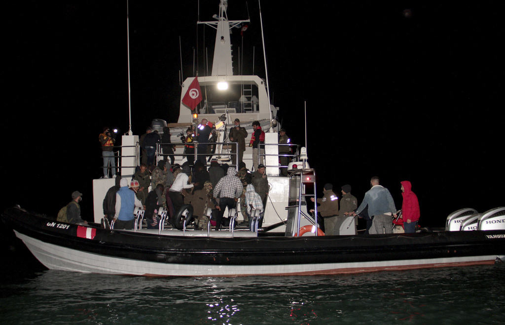 قارب يقل مهاجرين غير شرعيين، صورة تعبيرية.