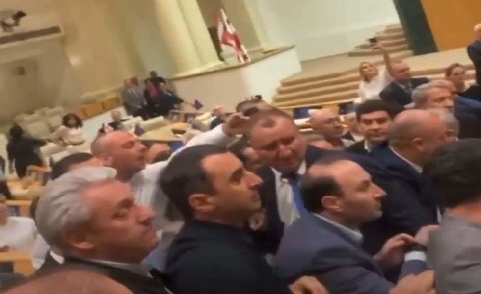 "العملاء الأجانب" يشعل العراك واللجوء إلى القوة البدنية تحت قبة البرلمان الجورجي