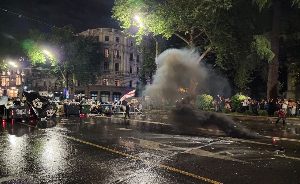 مظاهرة ليل أمس في تبليسي قرب البرلمان احتجاجا على قانون "العملاء الأجانب" - جورجيا