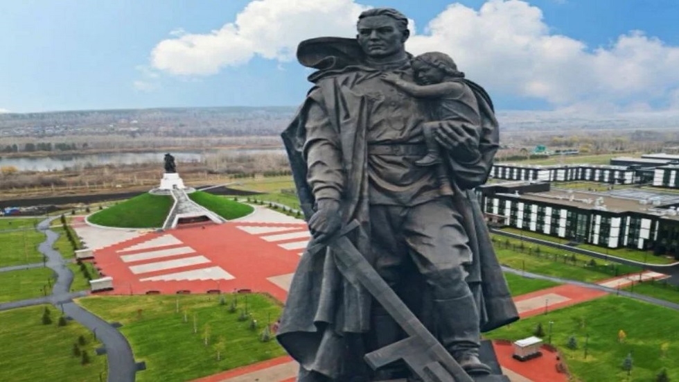 نسخة من تمثال الجندي السوفيتي المحرر في كوزباس