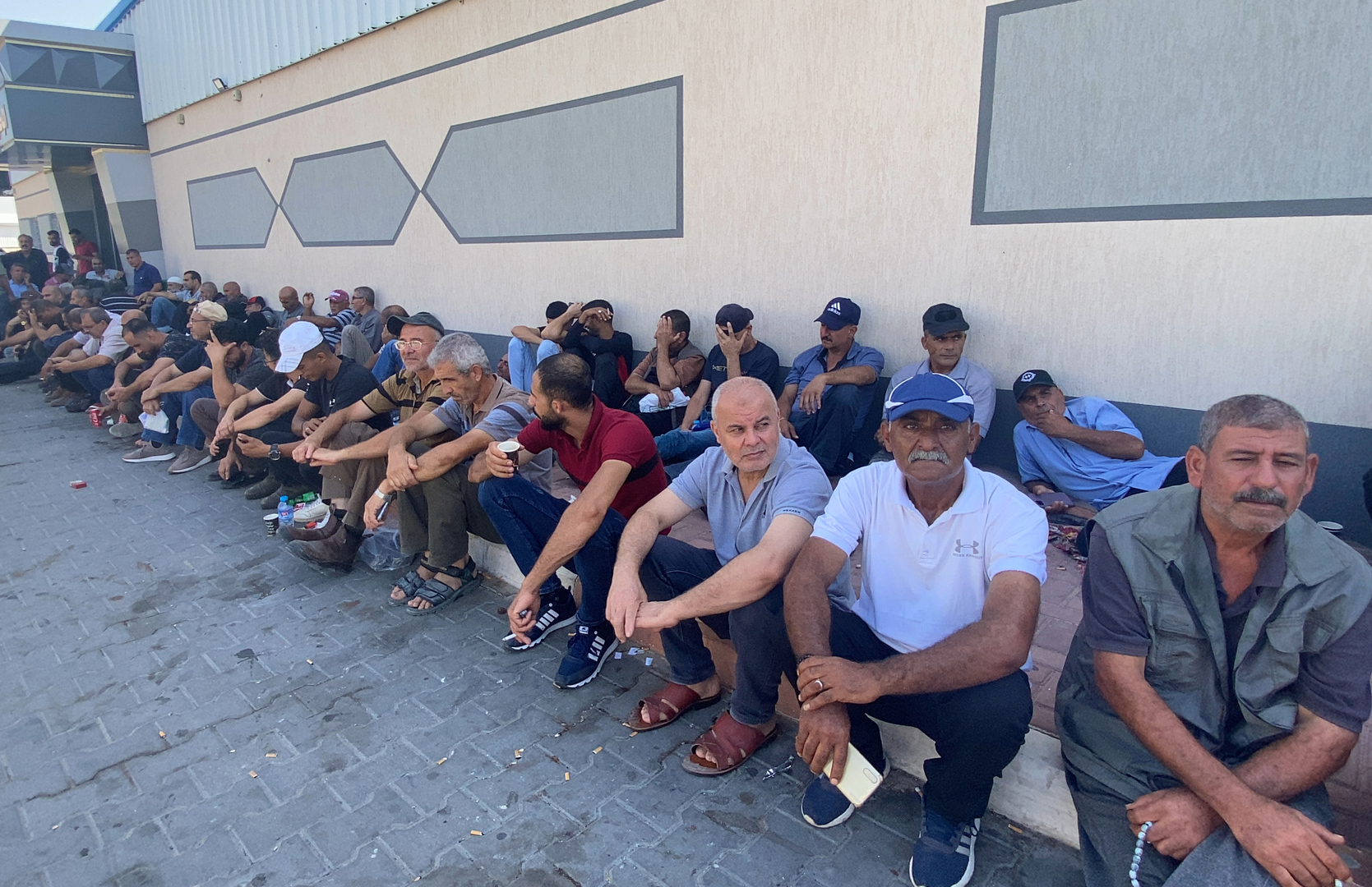 عمال غزاويون ينتظرون في معبر بيت حانون للدخول إلى إسرائيل، سبتمبر 2023