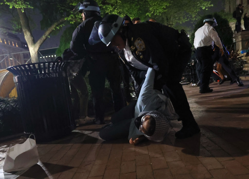 شرطة نيويورك تعتقل متظاهرا في جامعة كولومبيا.