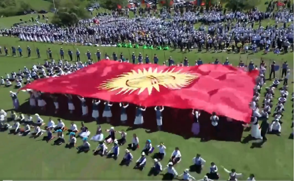 شاحنة آيس كريم تصدم عشرات الأطفال في قرغيزستان أثناء احتفال في الهواء الطلق (فيديو)