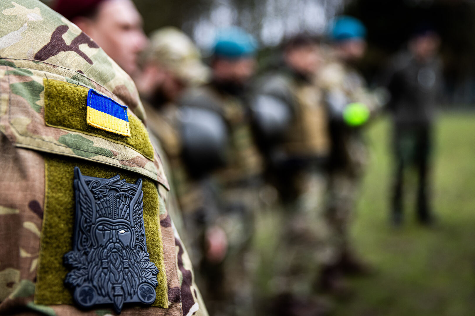 استخباراتي أمريكي سابق: الوحدات الأوكرانية تلقي أسلحتها وتهرب من بعض خطوط المواجهة