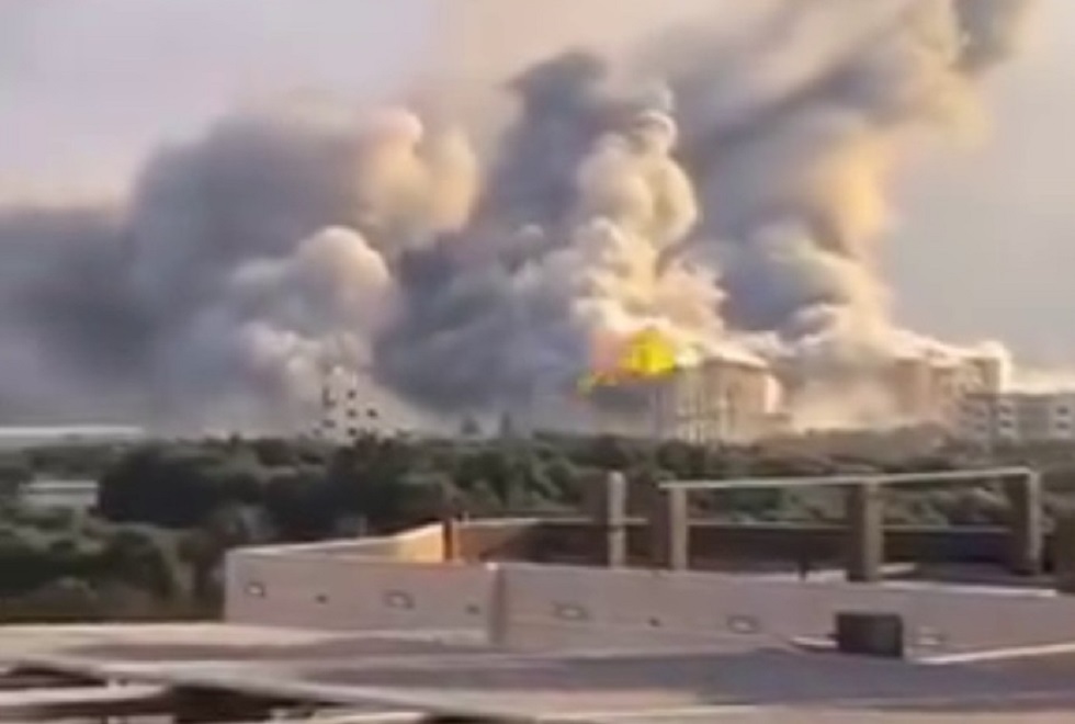 القوات الإسرائيلية تفجر مباني جامعة الأزهر في منطقة المغرافة جنوب مدينة غزة