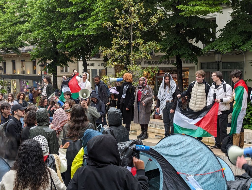 وقفة تضامنية مع فلسطين أمام جامعة السوربون في العاصمة الفرنسية باريس.