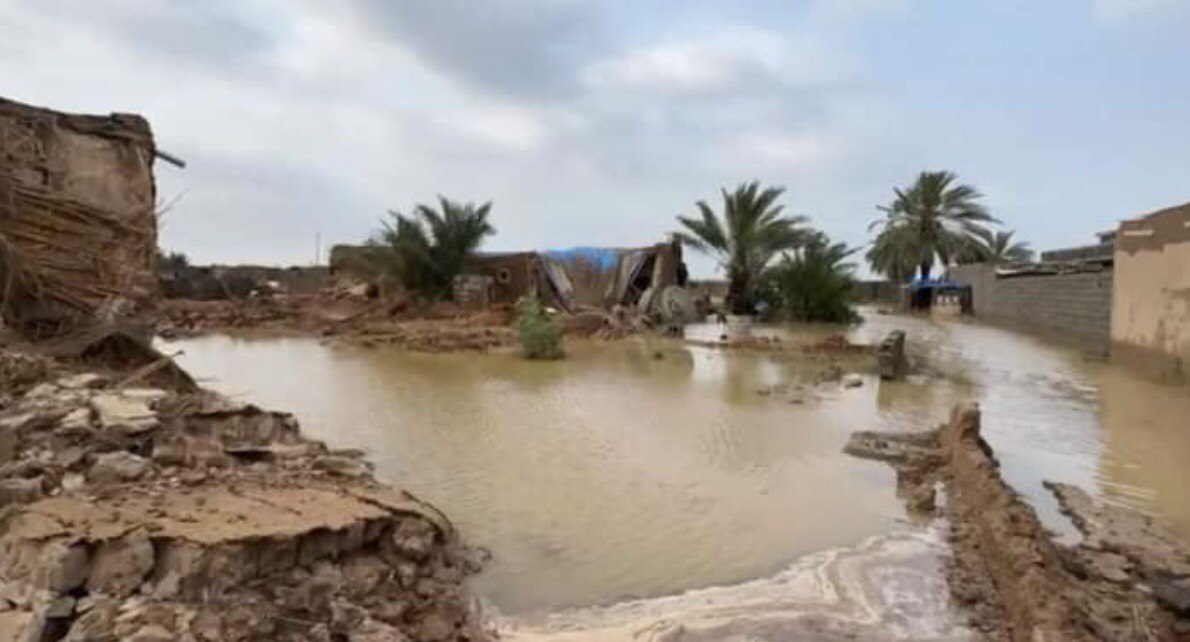 أمطار غزيرة وسيول تغرق سوقا وتجرف بيوتا وسط العراق (فيديوهات)