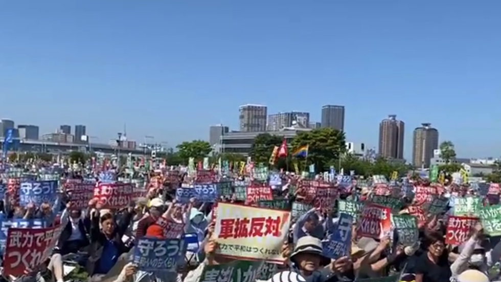 جانب من المظاهرات المناهضة للتعديلات الدستورية في اليابان
