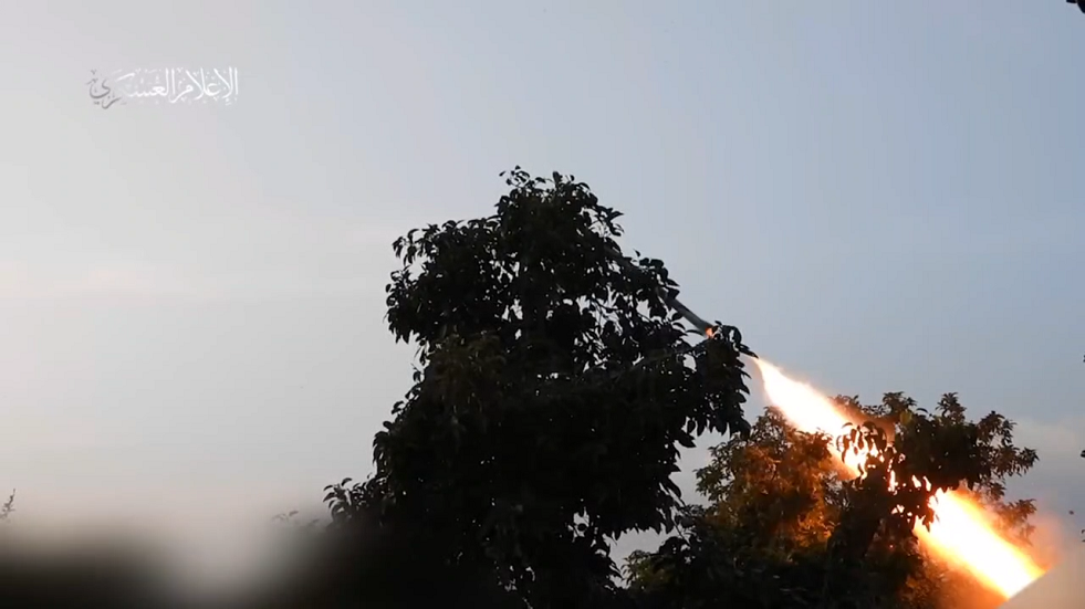 “كتائب القسام” تعلن قصف مواقع عسكرية إسرائيلية برشقات صاروخية مكثفة من جنوب لبنان (فيديو)