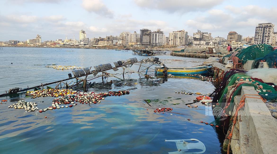 بالصور.. جانب من الدمار الذي لحق بمراكب الصيادين في ميناء غزة جراء قصف إسرائيلي