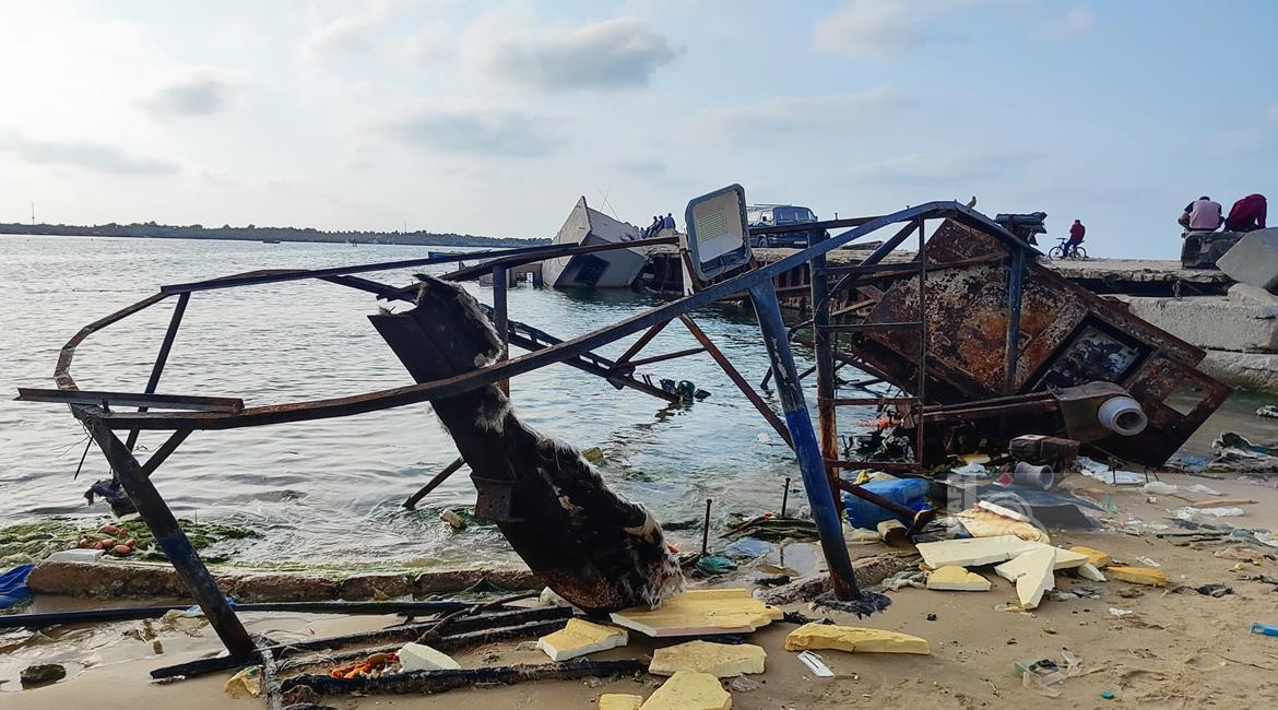 بالصور.. جانب من الدمار الذي لحق بمراكب الصيادين في ميناء غزة جراء قصف إسرائيلي