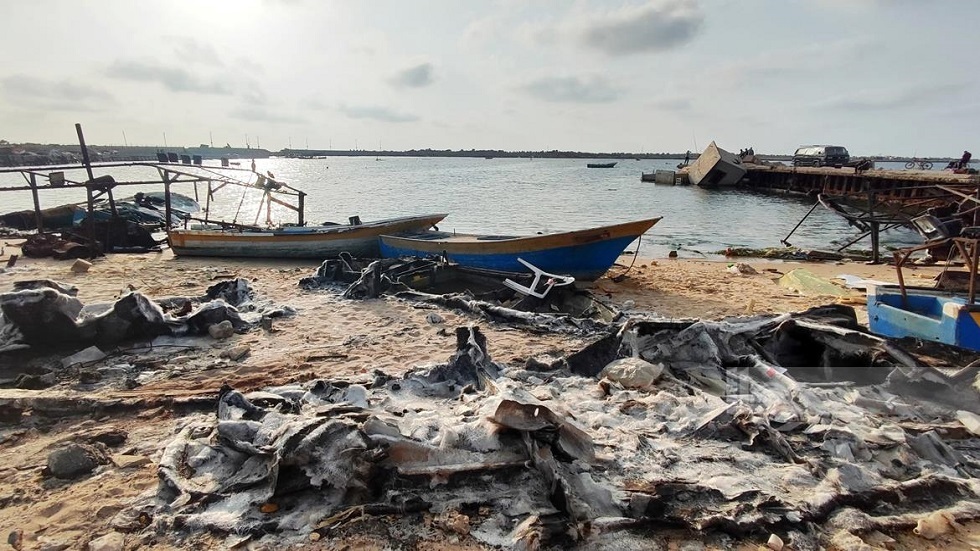 جانب من الدمار الذي لحق بمراكب الصيادين في ميناء غزة جراء قصف إسرائيلي