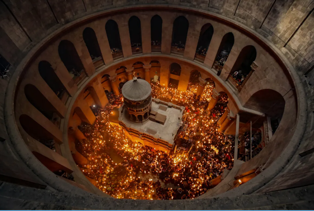 بالفيديو.. لحظة انبثاق النار المقدسة في كنيسة القيامة