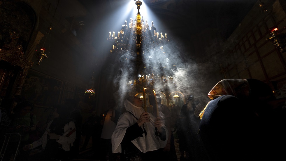 الأرثوذكس الشرقيون يحتفلون بمراسم “النار المقدسة” في القدس (صور)
