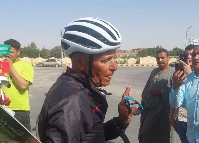 على دراجة هوائية.. الرحالة المغربي إدريس يصل المنيا المصرية في طريقه لأداء الحج في السعودية ( فيديو)