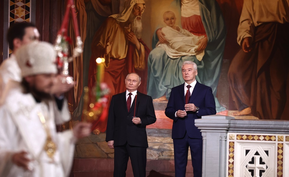 بوتين يحضر قداس عيد الفصح في كاتدرائية المسيح المخلص بموسكو (فيديو+صور)