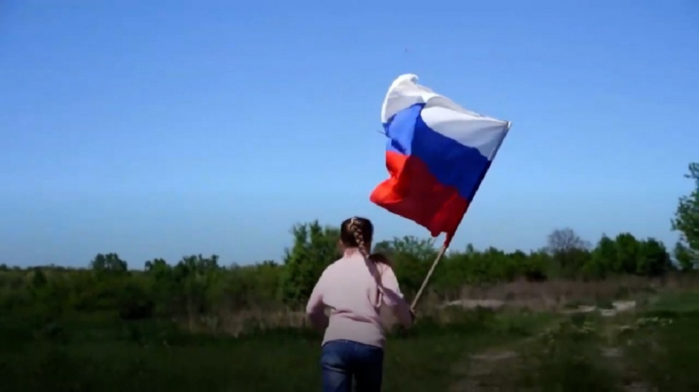 بوتين يحقق أمنية الطفلة ماشا من ماكييفكا ويهديها جروا صغيرا ويعدها بلقاء قريب معه (فيديو)