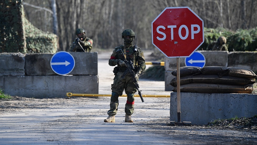 حاجز للقوات البيلاروسية في أحدى المناطق الحدودية مع أوكرانيا