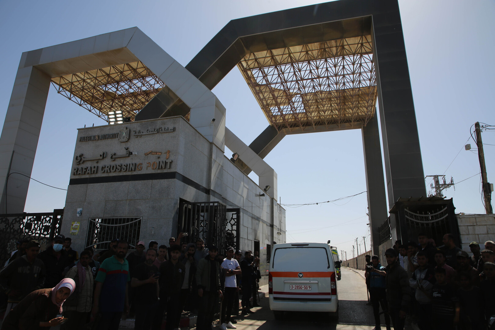مسؤول مصري: معبر رفح غير مغلق حتى اللحظة أمام حركة المسافرين لكن شاحنات المساعدات متوقفة