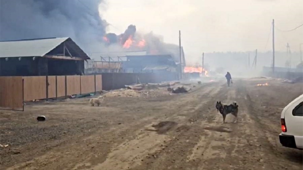 روسيا.. النيران تلتهم عشرات المنازل في ضواحي إيركوتسك (فيديو)