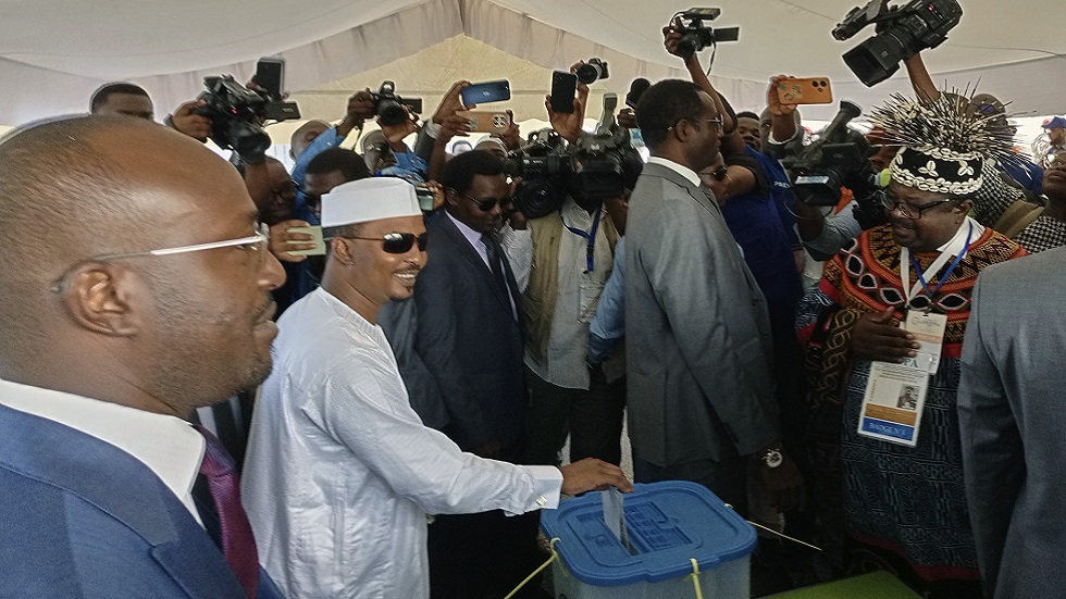 الرئيس التشادي المؤقت محمد ديبي إتنو يدلي بصوته في الانتخابات الرئاسية 6 مايو 2024