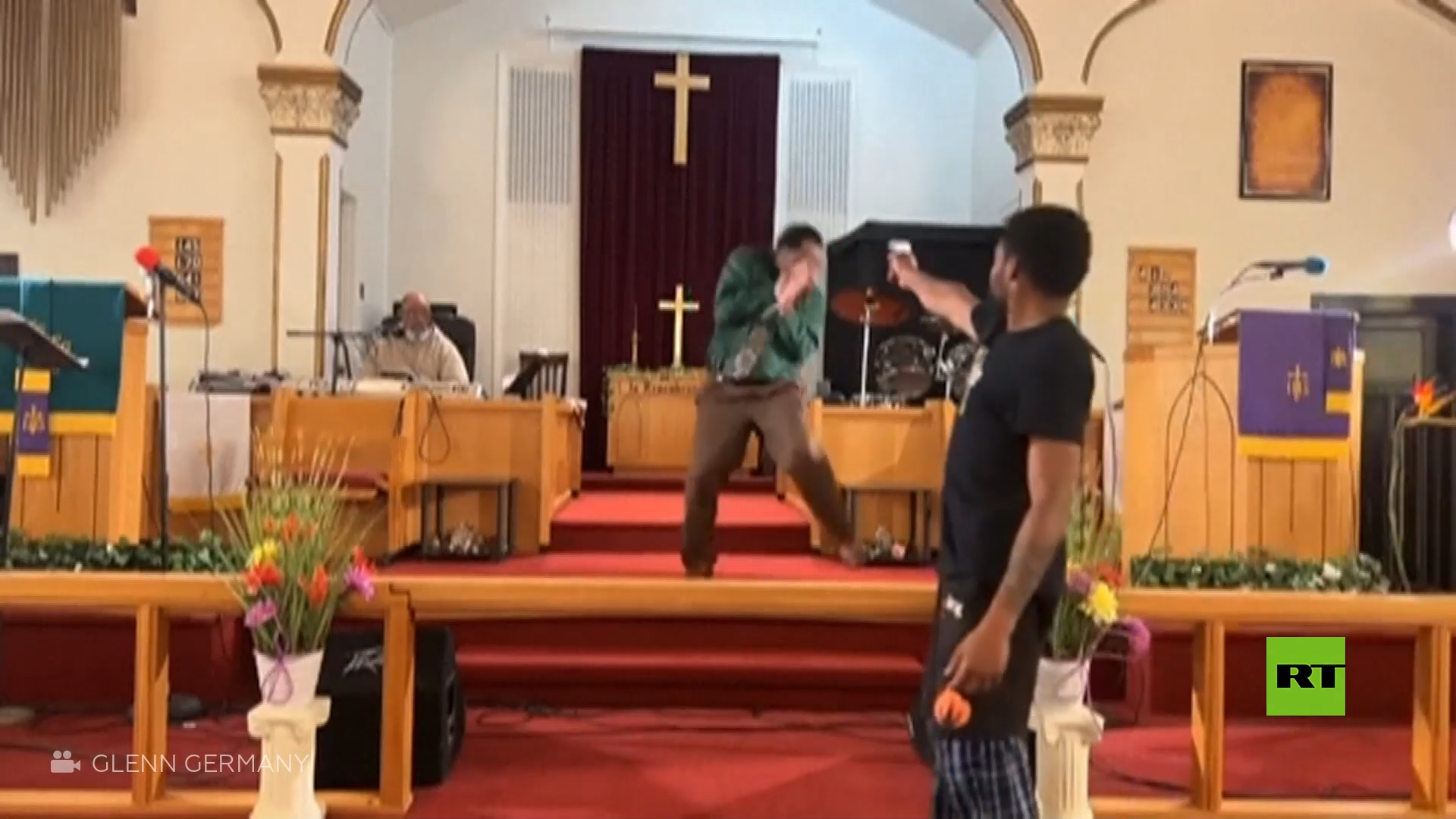 شاهد.. رجل يطلق النار على كاهن أثناء خطبته في إحدى الكنائس الأمريكية