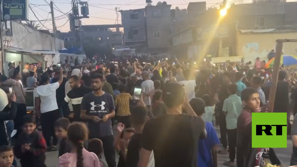 غزة.. فرحة عارمة بين أوساط النازحين في رفح بعد إعلان حماس قبول مقترح وقف إطلاق النار (فيديو)