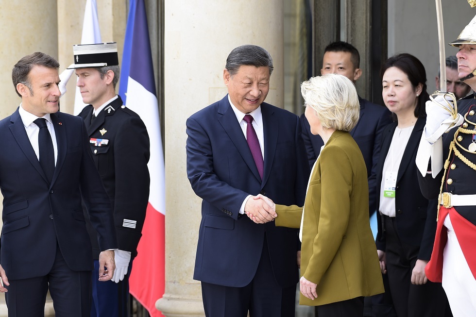 الرئيس الصيني شي جين بينغ والرئيس الفرنسي إيمانويل ماكرون ورئيسة المفوضية الأوروبية أورسولا فون دير لاين في قصر الإليزيه بباريس