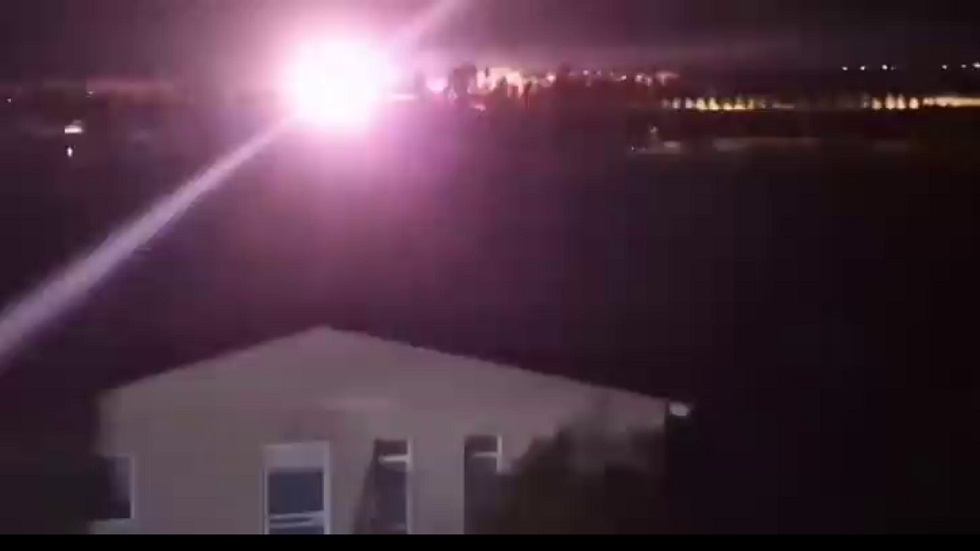 مراسل RT: الطيران الإسرائيلي يستهدف محيط معبر رفح على الحدود المصرية (فيديو)