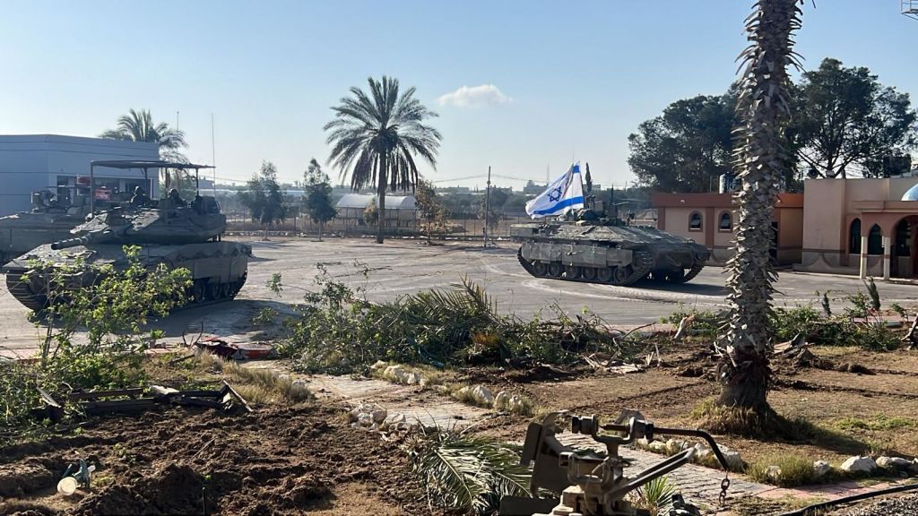 دبابات إسرائيلي في الجهة الفلسطينية من معبر رفح