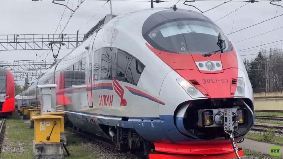 رياضي روسي يجر قطارا سريعا برقم قياسي عالمي (فيديو)