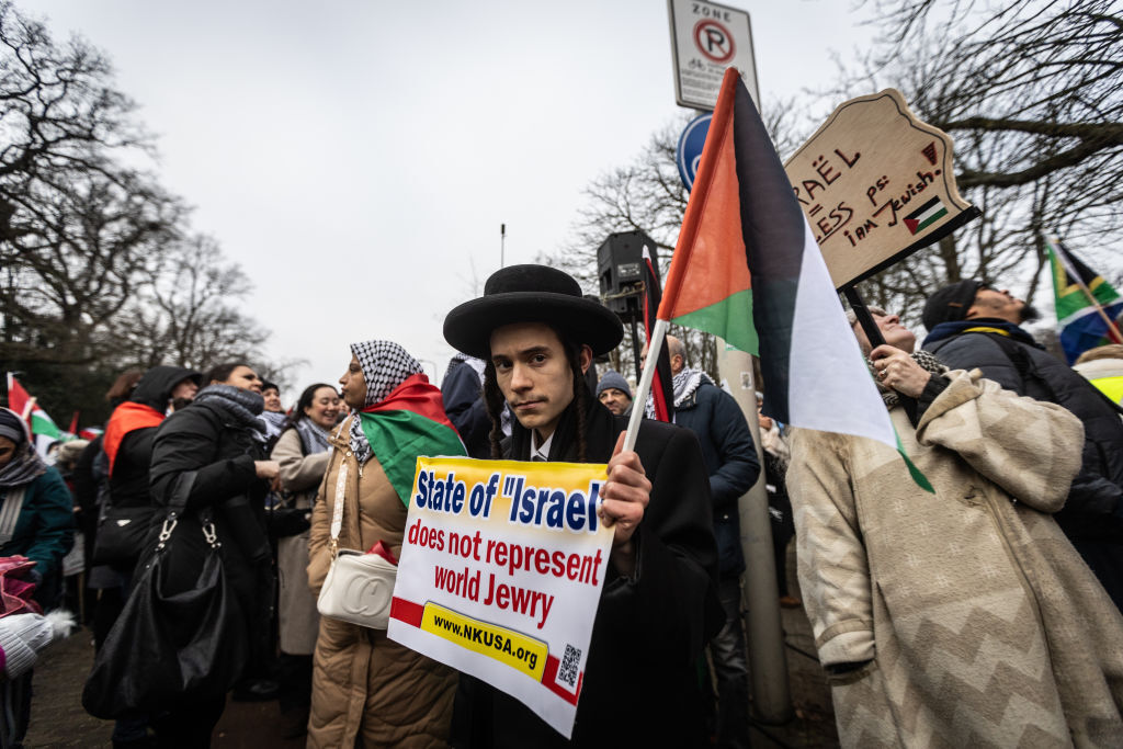 متظاهرون داعمون لفلسطين أمام مقر المحكمة الجنائية الدولية في لاهاي.