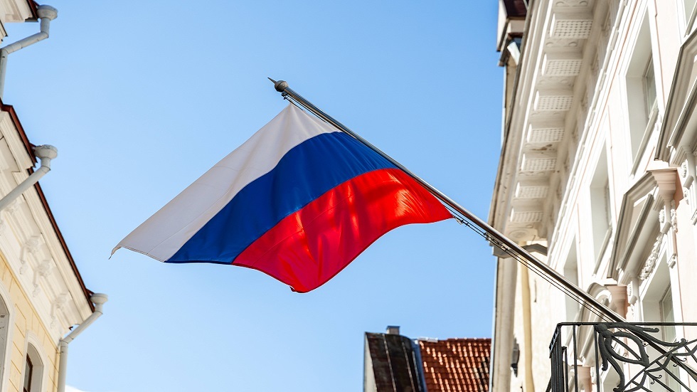 العلم الروسي يرفرف على مقر السفارة الروسية في تالين عاصمة إستونيا