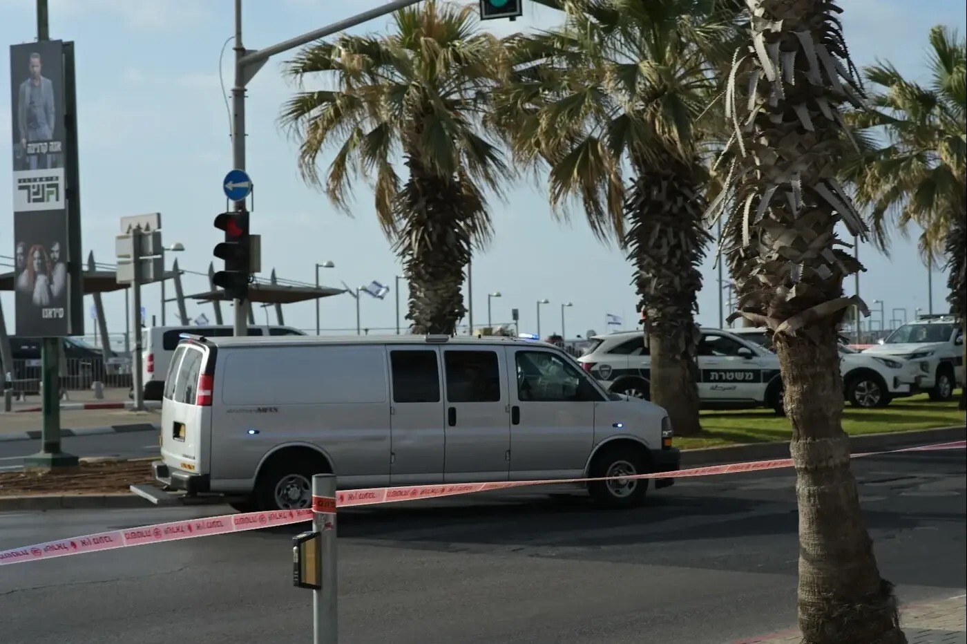 موقع عبري: رئاسة الوزراء تتستر على سيارة إسعاف ترافق نتنياهو منذ إصابته بأزمة قلبية (صور)