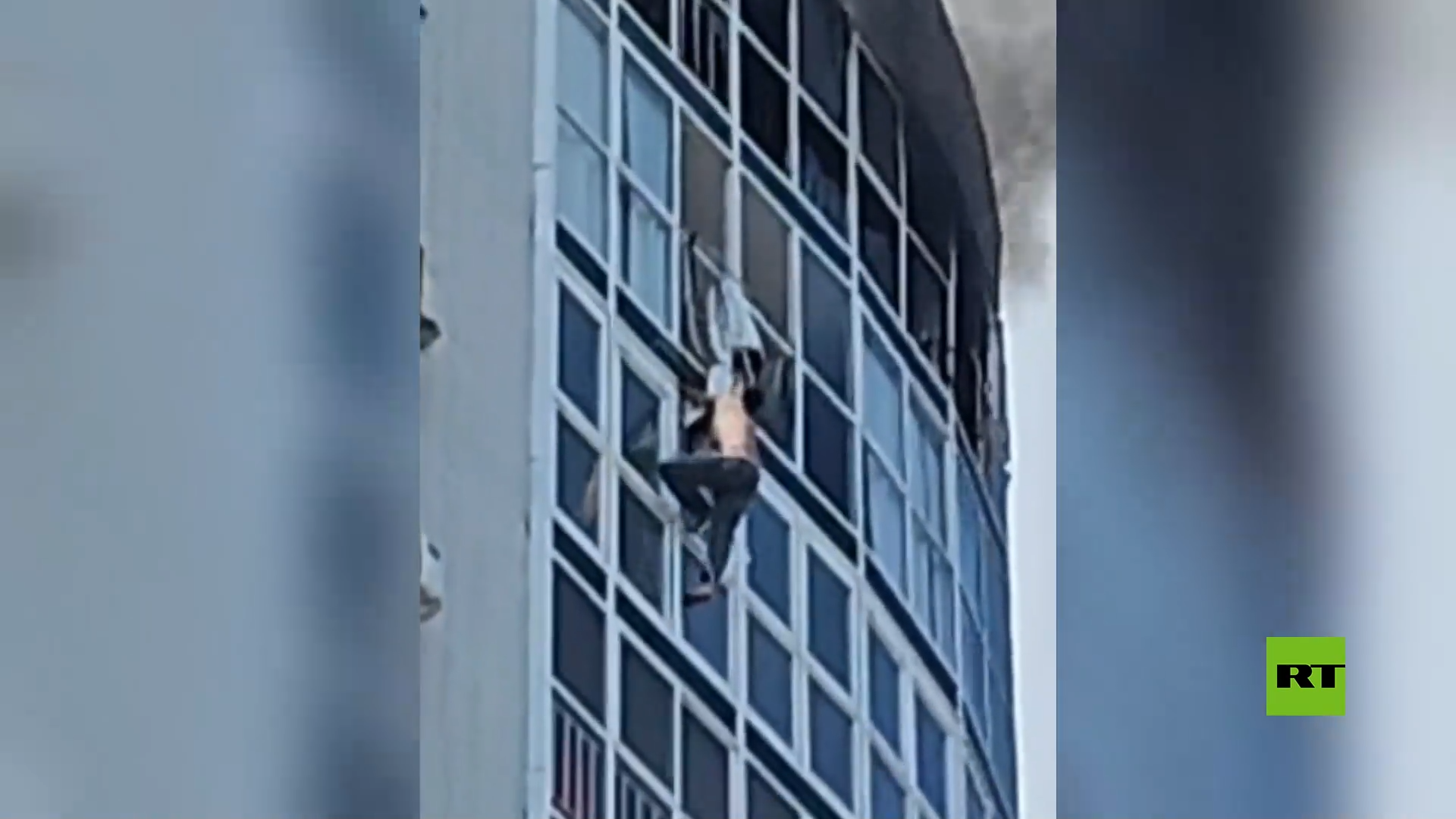 مشاهد مروعة لرجل يسقط من الطابق الـ20 أثناء محاولته اليائسة للنجاة من الحريق