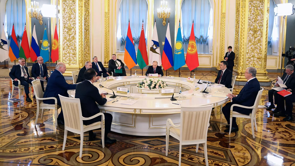 الرئيس الروسي فلاديمير بوتين في اجتماع الذكرى السنوية للمجلس الاقتصادي الأوراسي الأعلى في موسكو