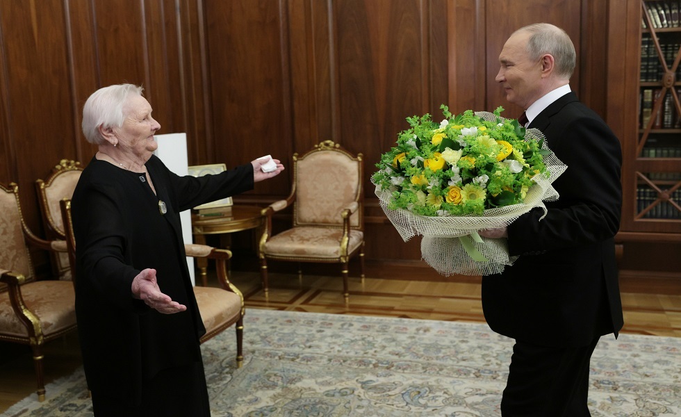 الرئيس الروسي فلاديمير بوتين مع مدرسته فيرا غوريفيتش