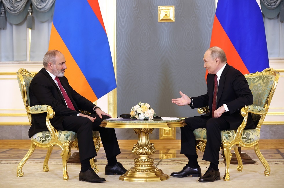 الرئيس الروسي فلاديمير بوتين خلال لقائه مع رئيس الوزراء الأرميني نيكول باشينيان اليوم في الكرملين