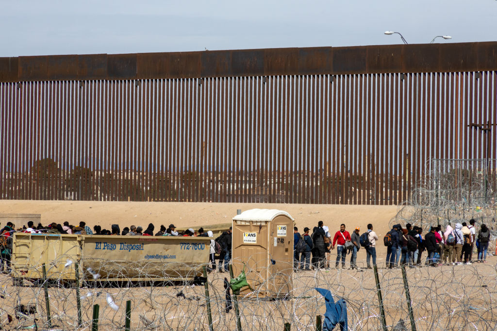 مهاجرون على الحدود الجنوبية للولايات المتحدة مع المكسيك.