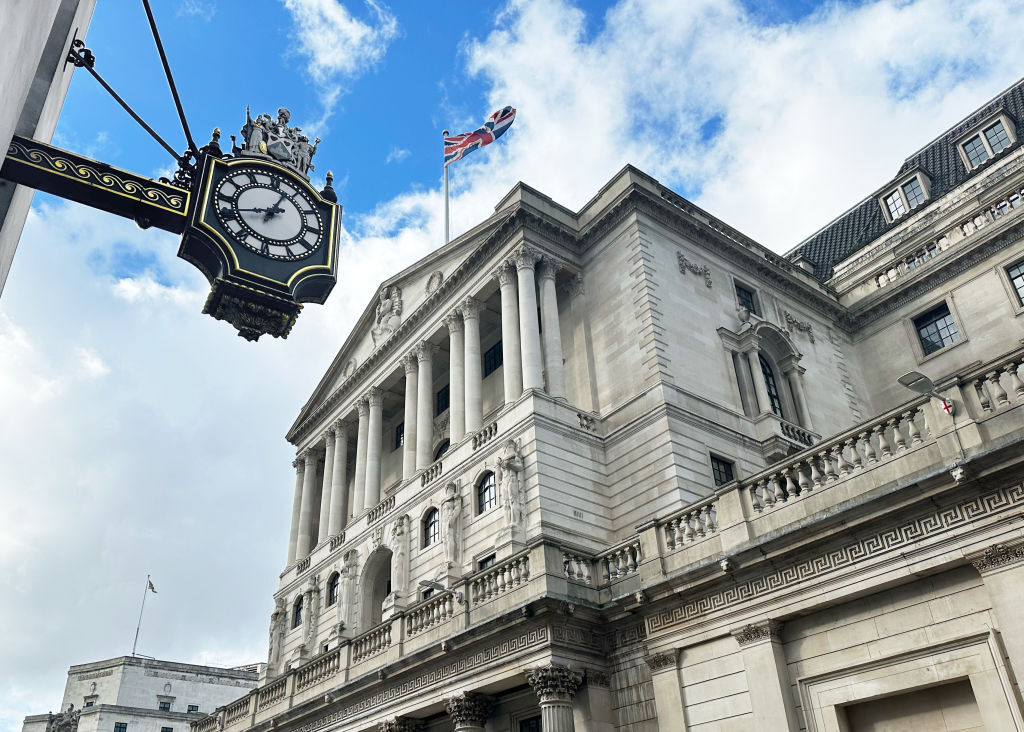 بنك إنجلترا يبقي أسعار الفائدة ثابتة عند 5.25%