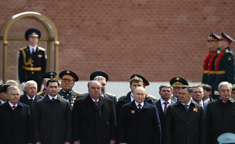 الرئيس بوتين وضيوفه من زعماء الدول عند ضريح الجندي المجهول بعد العرض العسكري في الساحة الحمراء - موسكو 2024