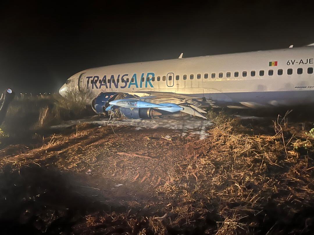 السنغال.. إصابة 11 شخصا إثر انحراف طائرة ركاب عن المدرج قبل إقلاعها (فيديو + صور)