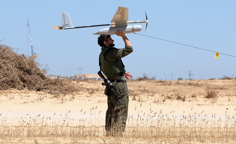 جندي إسرائيلي يقوم بإطلاق مسيّرة قرب معبر كرم أبو سالم جنوبي إسرائيل - 8 مايو 2024