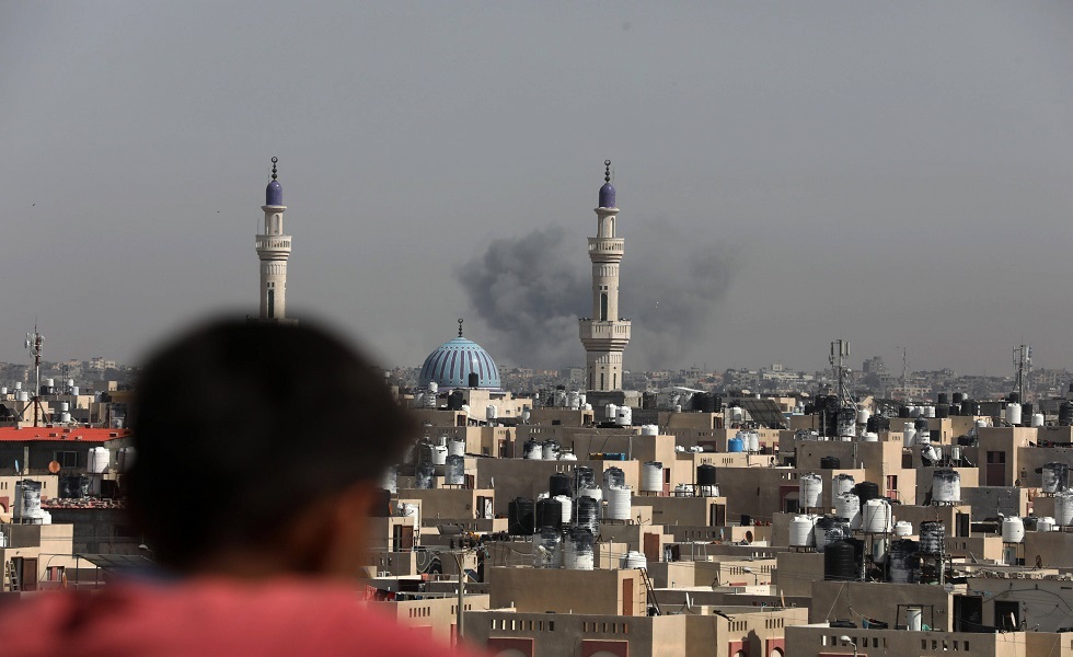 تصاعد الدخان جرّاء الغارات الإسرائيلية على رفح جنوبي قطاع غزة - 9 مايو 2024.