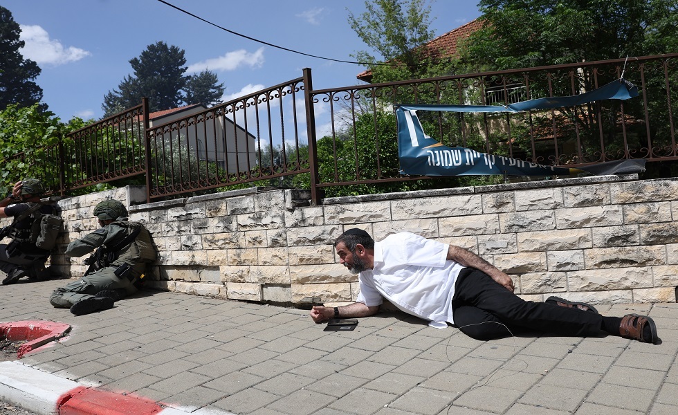 سكان وجنود في الشمال الإسرائيلي يحتمون من قذائف أطلقها 