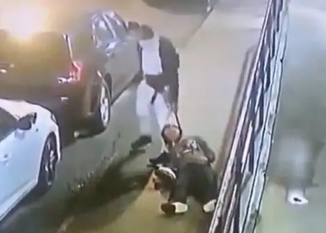 فيديو مروّع لاغتصاب ملثم امرأة وخنقها بين السيارات في أحد شوارع نيويورك