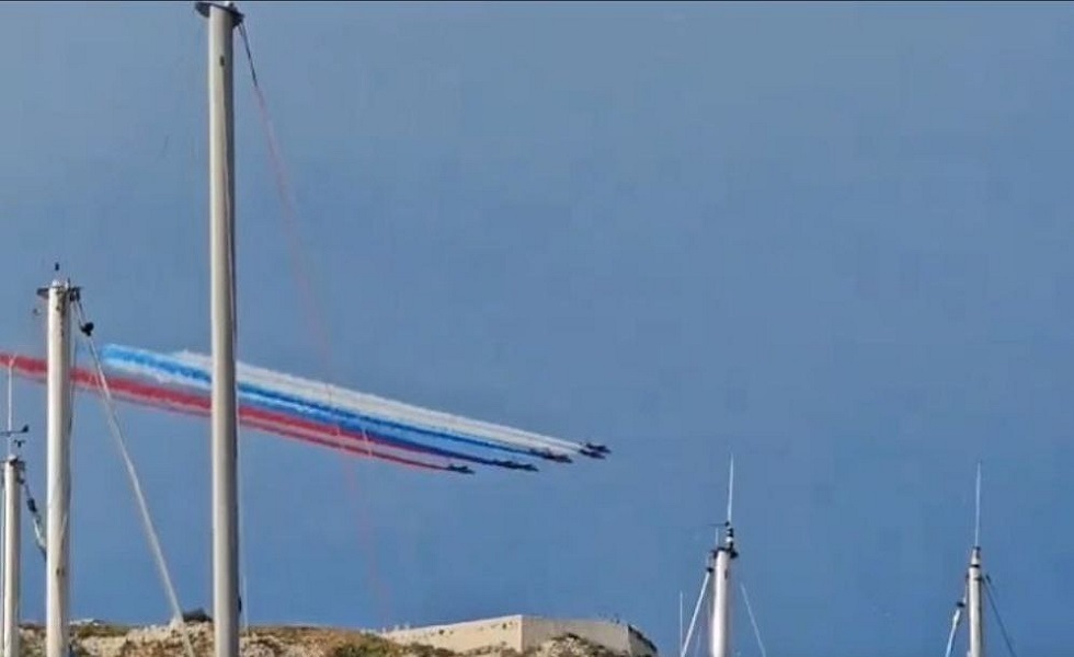 مقاتلات فرنسية ترسم العلم الروسي في سماء مرسيليا.. خطأ أم خداع بصري؟ (فيديو+صور)
