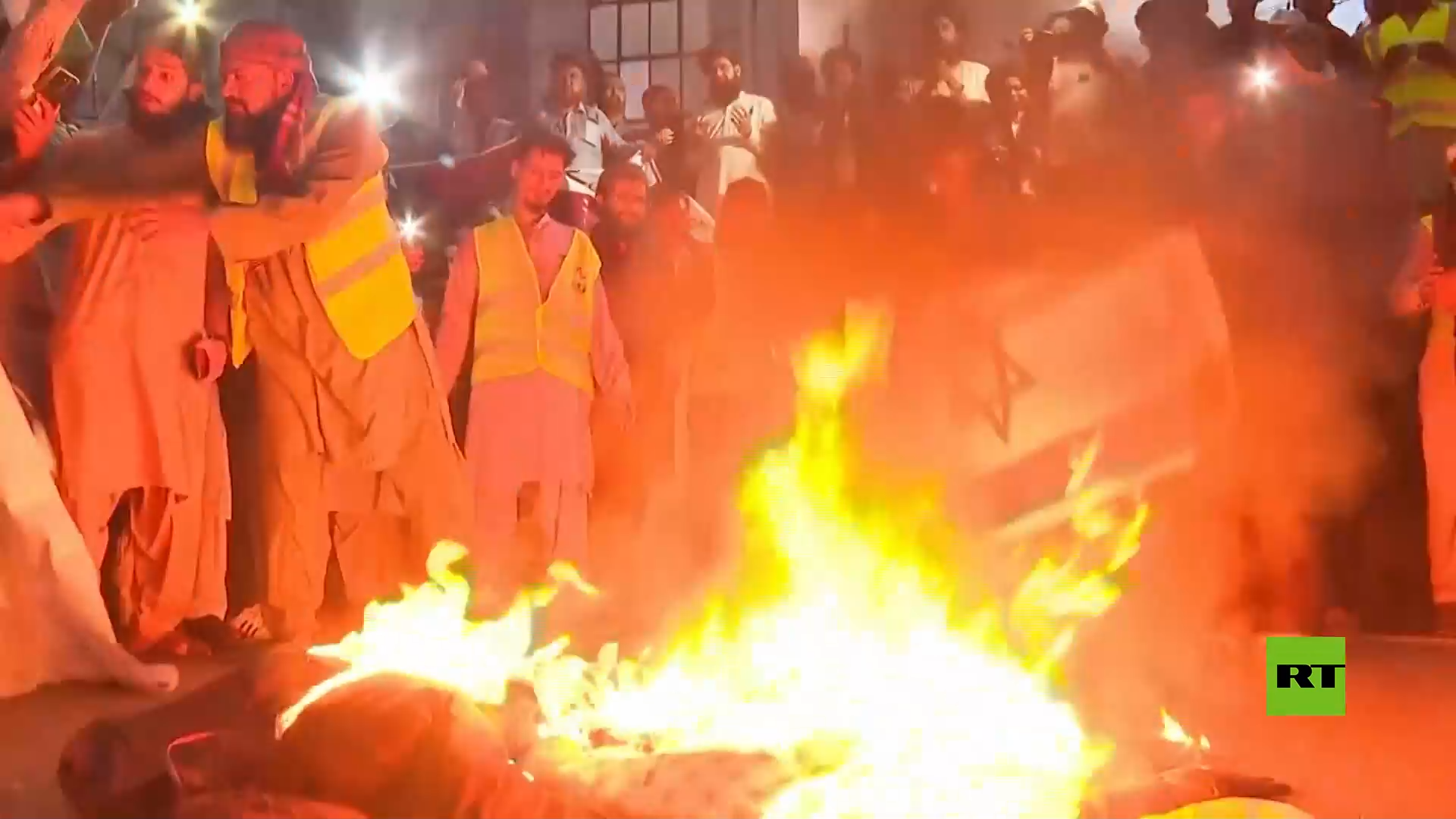 حرق الأعلام الأمريكية والإسرائيلية والسويدية في مسيرة مؤيدة للفلسطينيين في كراتشي