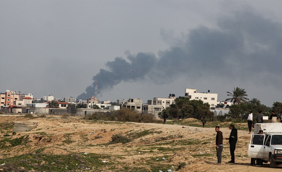 فلسطينيون يراقبون القصف الإسرائيلي على قطاع غزة - 2024